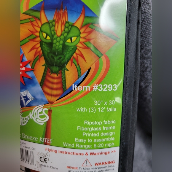 NWT in the breeze 30 × 30 dragon diamond kite with 3 12 in tails - Picture 2 of 3